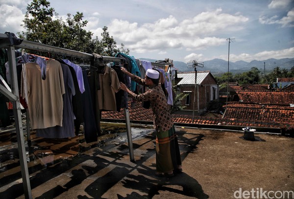 Karena perbedaan pendapat antara KH Yusuf dan Kartosoewirjo maka terjadilah konflik. Ia berpendapat bahwa Aceh dan Makassar sudah mengimaminya, maka di Garut jangan ada benih ketidaksepakatan. Karena perbedaan pendapat antara KH Yusuf dan Kartosoewirjo maka terjadilah konflik. Ia berpendapat bahwa Aceh dan Makassar sudah mengimaminya, maka di Garut jangan ada benih ketidaksepakatan.