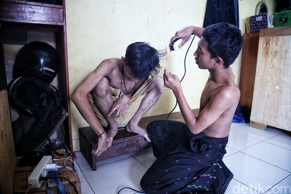 Namun ketika Kartosoewirjo ingin mendirikan Negara Islam Indonesia (NII), KH Yusuf, sesepuh yang menjadi penasihat dia saat masa pergerakan kemerdekaan di Cipari, berpendapat bahwa untuk saat ini belum saatnya mendirikan negara Islam. Namun ketika Kartosoewirjo ingin mendirikan Negara Islam Indonesia (NII), KH Yusuf, sesepuh yang menjadi penasihat dia saat masa pergerakan kemerdekaan di Cipari, berpendapat bahwa untuk saat ini belum saatnya mendirikan negara Islam.