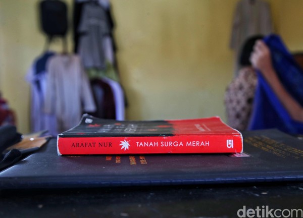 “Ada pun para tokoh DI/TII terutama Sekarmadji Maridjan Kartosoewirjo karena sama-sama dari SI, dulu itu sudah biasa ke Cipari sini,” kata dia. “Ada pun para tokoh DI/TII terutama Sekarmadji Maridjan Kartosoewirjo karena sama-sama dari SI, dulu itu sudah biasa ke Cipari sini,” kata dia.