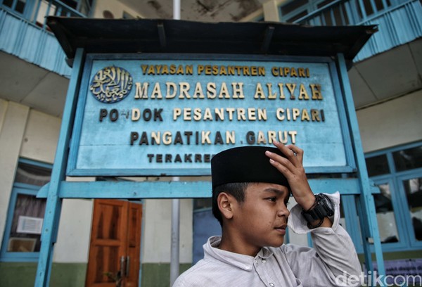 Sebetulnya, kata Nasyrul, kasus DI/TII itu pertama kali terjadi di wilayah Garut. Pergolakan yang ada di Makassar-Aceh itu setelah Garut bergejolak. Sebetulnya, kata Nasyrul, kasus DI/TII itu pertama kali terjadi di wilayah Garut. Pergolakan yang ada di Makassar-Aceh itu setelah Garut bergejolak.