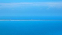 Terbukti, harfiah Laut Biru dari jepretan panorama foto yang terlihat seperti laut yang luas.