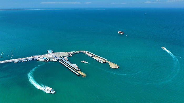 Pesona Danau Terindah di China GONGHE, CHINA - AUGUST 08: Aerial view of Qinghai Lake, dubbed the