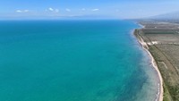 Seperti ini penampakan Danau Qinghai yang terletak di Prefektur Hainan, Provinsi Qinghai, China, mendapat julukan danau terindah di China, Senin (8/8/2022).