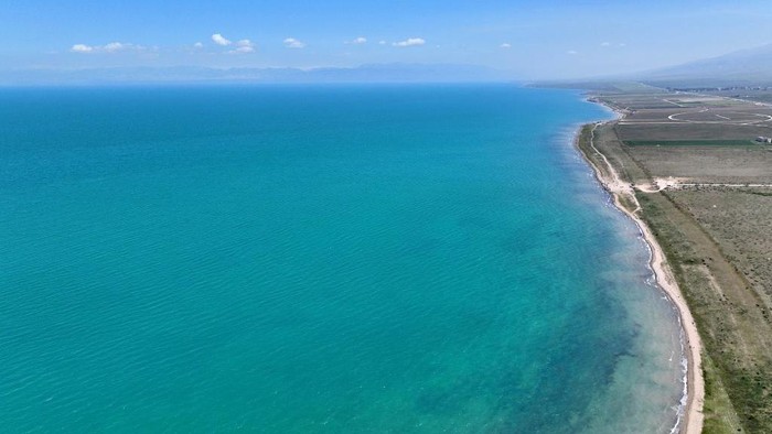 Pesona Danau Terindah di China GONGHE, CHINA - AUGUST 08: Aerial view of Qinghai Lake, dubbed the