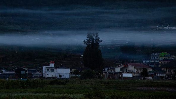 Pesona Dataran Tinggi Dieng yang Membeku The view of the village shrouded in fog, in Dieng Plateu area, Banjarnegara, Central Java province, on August 8, 2022. At the peak of dry season in August to September, the temperature in Dieng platau drops drastically to bellow 0 degrees Celcius, which can cause frost. The dew that freezes into ice, causes demage to plantation crops that are detrimental to farmers in the area. (Photo by Aditya Irawan/NurPhoto via Getty Images)