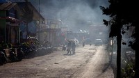 Begini suasana pagi di Dieng. Kabut tipis turun menutupi jalanan. Fenomena embun beku di kawasan Dataran Tinggi Dieng, Banjarnegara, pertama kalinya terjadi pada 10 Mei 2021.