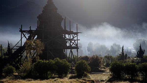 Di tengah pagi yang berkabut di Dataran Tinggi Dieng, Banjarnegara, terlihat pemandangan siluet Candi Setyaki yang indah. Di tengah pagi yang berkabut di Dataran Tinggi Dieng, Banjarnegara, terlihat pemandangan siluet Candi Setyaki yang indah.