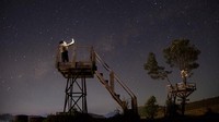 Wisatawan menikmati pemandangan malam kawasan Dataran Tinggi Dieng, Banjarnegara, Jawa Tengah, Senin (8/8/2022).