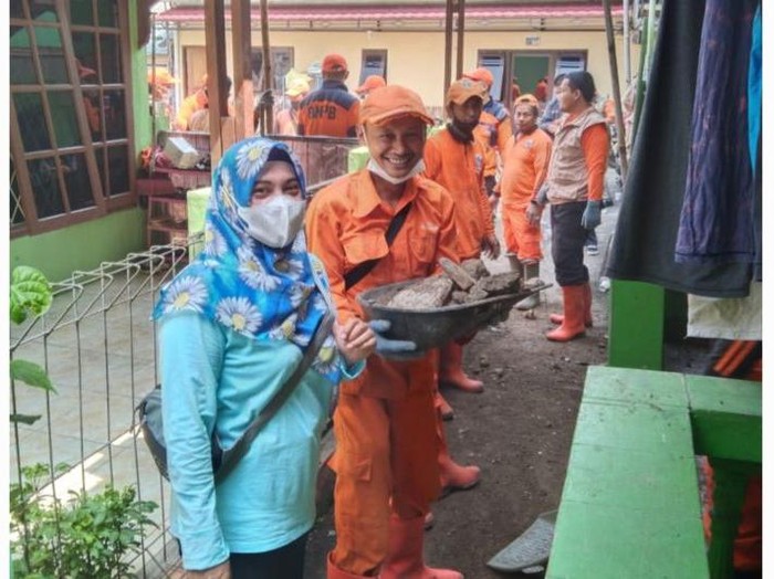 Petugas gabungan melakukan evakuasi turap longsor di Cijantung, Jakarta, Rabu (10/8) (ANTARA/HO-Kecamatan Pasar Rebo)