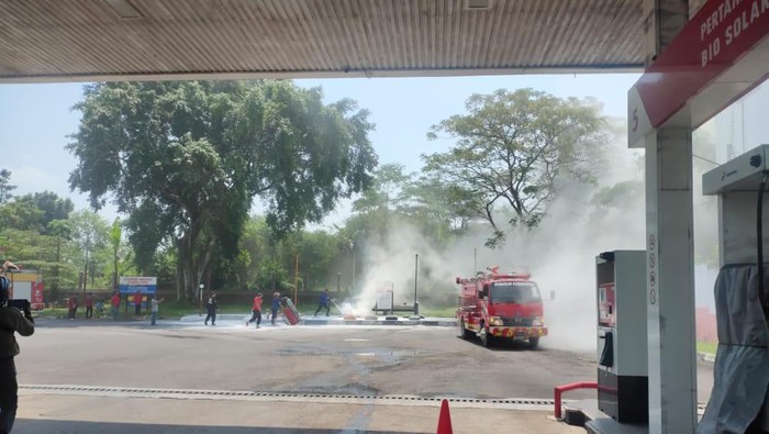 Petugas memadamkan api di SPBU Lebak, Banten. (Foto: istimewa)