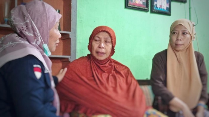 Pihak BP3MI Sumsel saat memberi kabar ke keluarga bahwa Kurnia Sari sudah pulang ke Indonesia dengan kondisi sehat. Foto. Prima Syahbana/detikSumut