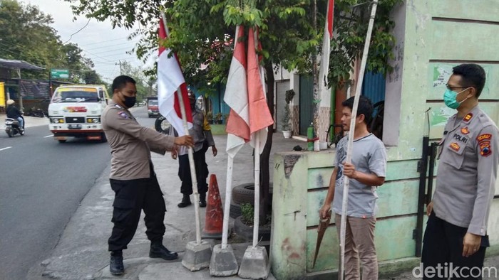 Polisi mengecek lokasi pencurian bendera dan mengganti dengan yang baru di Jatinom, Rabu (10/8/2022).