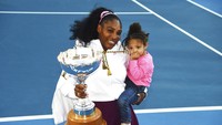 Serena Williams memegang putrinya Alexis Olympia Ohanian Jr., dan trofi ASB setelah memenangkan pertandingan final tunggal melawan Jessica Pegula di ASB Classic di Auckland, Selandia Baru, Minggu, (12/1/2020). Gelar pertamanya didapat dari nomor ganda campuran pada Wimbledon dan US Open bersama Max Mirnyi. Pada tahun 1999, bersama sang kakak Venus, ia menjuarai nomor ganda di French Open dan US Open. AP/Chris Symes