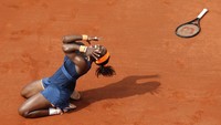 Serena Williams, dari AS, merayakan kemenangannya saat mengalahkan Maria Sharapova dari Rusia dalam pertandingan final putri turnamen tenis Prancis Terbuka di stadion Roland Garros Sabtu, (8/6/2013), di Paris. Williams menang 6-4, 6-4. Kemenangan pertama dalam 14 bulan terakhir didapat awal pekan ini saat mengalahkan Nuria Parrizas Diaz di National Bank Open di Toronto. Sepanjang kariernya Serena sudah mengumpulkan uang hadiah lebih dari Rp 1 triliun. AP/David Vincent