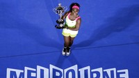 Serena Williams dari AS memegang trofi setelah mengalahkan Maria Sharapova dari Rusia di final tunggal putri kejuaraan tenis Australia Terbuka di Melbourne, Australia, Sabtu, (31/1/2015). Serena memang belakangan jarang tampil di turnamen tenis karena cedera yang kerap membebatnya. Dia baru saja comeback di Wimbledon Juni lalu, tapi langsung kandas di babak pertama. AP/Lee Jin-man