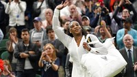 Serena Williams melambai saat meninggalkan lapangan setelah kalah dari petenis Prancis Harmony Tan dalam pertandingan tunggal putri putaran pertama kejuaraan tenis Wimbledon di London, Selasa, (28/6/2022). Keputusan ini diambil karena Serena ingin menjajal dunia di luar olahraga yang selama ini digelutinya. Dalam wawancara terbarunya denga Vogue, Serena mengatakan tidak pernah suka dengan kata pensiun. Menurutnya itu terlalu kuno, ia lebih suka menjelaskannya dengan kata perubahan. AP/Alberto Pezzali