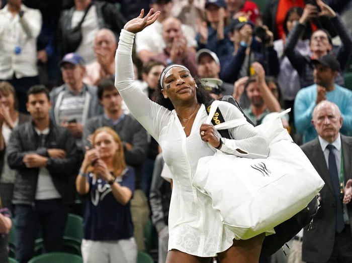 Potret Serena Williams yang Beri Sinyal Gantung Raket dari Tenis FILE - Serena Williams waves as she leaves the court after losing to France's Harmony Tan in a first round women's singles match on day two of the Wimbledon tennis championships in London, Tuesday, June 28, 2022. Serena Williams says she is ready to step away from tennis after winning 23 Grand Slam titles, turning her focus to having another child and her business interests. βIβm turning 41 this month, and somethingβs got to give,β Williams wrote in an essay released Tuesday, Aug. 9, 2022, by Vogue magazine.(AP Photo/Alberto Pezzali)