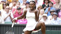 Serena Williams merayakan kemenangan satu poin melawan petenis Rusia Vera Zvonareva selama final tunggal putri mereka di All England Lawn Tennis Championships di Wimbledon, 3 Juli 2010. AP/Alastair Grant