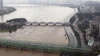 Meski banjir telah surut, namun debit air Sungai Han masih tinggi. Park Dong-ju/Yonhap via AP.