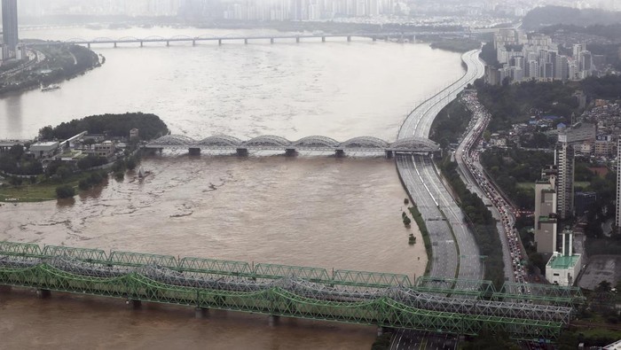 A part of a main road near the Han River is flooded due to heavy rain in Seoul, South Korea, Tuesday, Aug. 9, 2022. Some of the heaviest rain in decades swamped South Korea's capital region, turning Seoul's streets into car-clogged rivers and sending floods cascading into subway stations. (Park Dong-ju/Yonhap via AP)