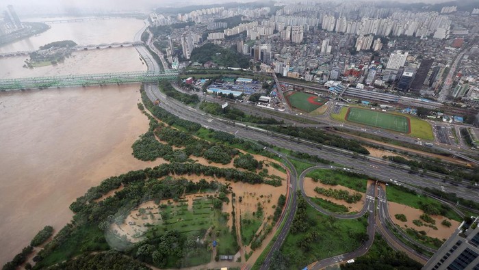 A part of a main road near the Han River is flooded due to heavy rain in Seoul, South Korea, Tuesday, Aug. 9, 2022. Some of the heaviest rain in decades swamped South Korea's capital region, turning Seoul's streets into car-clogged rivers and sending floods cascading into subway stations. (Park Dong-ju/Yonhap via AP)