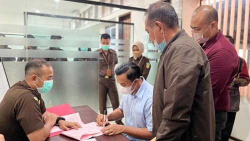 Proses penahanan tersangka suap dan TPPU yang juga anak mantan Sekda Buleleng, Dewa Gede Radhea Prana Prabawa, Rabu (10/8/2022).
