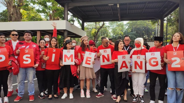 Partai Solidaritas Indonesia (PSI) mendaftarkan menjadi peserta Pemilu 2024. Rombongan PSI dipimpin langsung Giring Ganesha selaku Ketum.