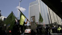 Mereka melakukan longmarch menuju Gedung Parlemen Senayan, Jakarta.