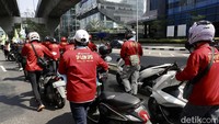 Buruh dari SP LEM SPSI ini terlihat mendorong motor di Jalan Prof Dr Satrio, Kuningan, Jakarta, Rabu (10/08/2022).