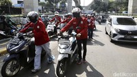 Aksi menuntun sepeda motor tersebut membuat lalu lintas tersendat.