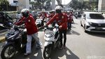 Pengunjukrasa Ramai-ramai Dorong Sepeda Motor Menuju Gedung DPR