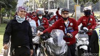 Aksi unjuk rasa ini dilakukan untuk memprotes Undang-undang Cipta Kerja atau Omnibus Law.