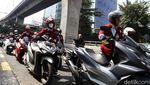 Pengunjukrasa Ramai-ramai Dorong Sepeda Motor Menuju Gedung DPR