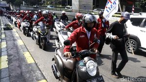 Pengunjukrasa Ramai-ramai Dorong Sepeda Motor Menuju Gedung DPR