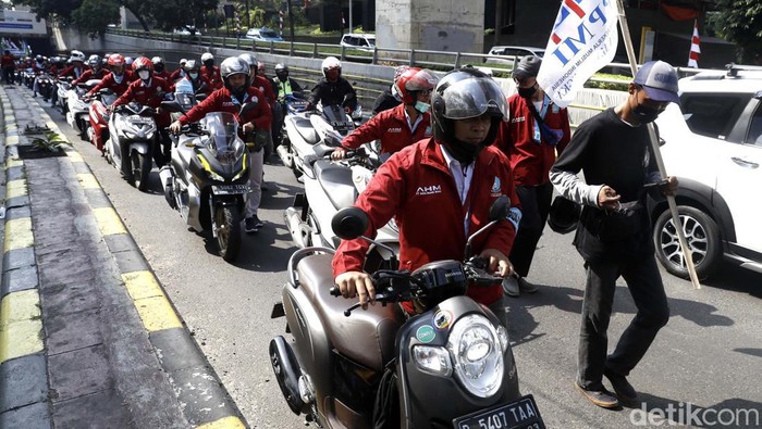 Puluhan Orang Dorong Sepeda Motor Menuju Gedung DPR Puluhan orang mendorong sepeda motor di Jalan Prof Dr Satrio, Kuningan, Jakarta, Rabu (10/8). Ada apa? Ternyata ini bagian dari aksi buruh menuju DPR.