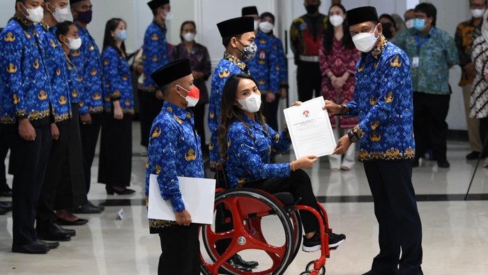 Sejumlah atlet berprestasi menyanyikan lagu Indonesia Raya saat upacara pengangkatan mereka sebagai Pegawai Negeri Sipil (PNS) di Kemenpora, Jakarta, Rabu (10/8/2022). Pemerintah mengangkat sebanyak 193 atlet berprestasi, di antaranya 57 atlet difabel dan 136 atlet nondifabel, menjadi PNS sebagai wujud terima kasih atas prestasi para atlet sekaligus untuk memotivasi agar dapat lebih berprestasi di kancah internasional, khususnya Olimpiade dan Parilimpiade. ANTARA FOTO/Aditya Pradana Putra/foc.