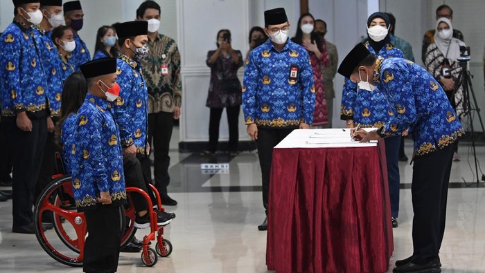 Ratusan Atlet Berprestasi Diangkat Jadi PNS Sejumlah atlet berprestasi menyanyikan lagu Indonesia Raya saat upacara pengangkatan mereka sebagai Pegawai Negeri Sipil (PNS) di Kemenpora, Jakarta, Rabu (10/8/2022). Pemerintah mengangkat sebanyak 193 atlet berprestasi, di antaranya 57 atlet difabel dan 136 atlet nondifabel, menjadi PNS sebagai wujud terima kasih atas prestasi para atlet sekaligus untuk memotivasi agar dapat lebih berprestasi di kancah internasional, khususnya Olimpiade dan Parilimpiade. ANTARA FOTO/Aditya Pradana Putra/foc.