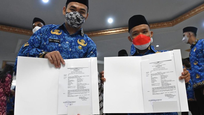 Ratusan Atlet Berprestasi Diangkat Jadi PNS Sejumlah atlet berprestasi menyanyikan lagu Indonesia Raya saat upacara pengangkatan mereka sebagai Pegawai Negeri Sipil (PNS) di Kemenpora, Jakarta, Rabu (10/8/2022). Pemerintah mengangkat sebanyak 193 atlet berprestasi, di antaranya 57 atlet difabel dan 136 atlet nondifabel, menjadi PNS sebagai wujud terima kasih atas prestasi para atlet sekaligus untuk memotivasi agar dapat lebih berprestasi di kancah internasional, khususnya Olimpiade dan Parilimpiade. ANTARA FOTO/Aditya Pradana Putra/foc.