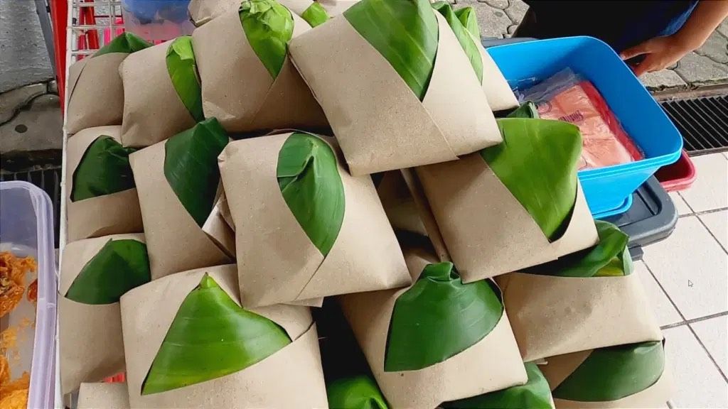 Remaja jualan kue dan nasi lemak untuk bantu ibunya