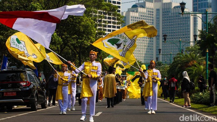 Reog hingga Engrang Ramaikan Pendaftaran Golkar-PAN-PPP ke KPU Partai Golkar, PAN, dan PPP mendaftarkan sebagai peserta Pemilu 2024 ke KPU. Rombongan longmarch menuju KPU dengan diiringi reog hingga engrang.