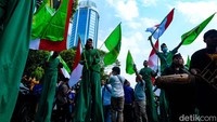 Selain itu ada juga aksi egrang dan marawis.