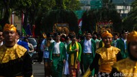 Pawai membuat jalan Imam Bonjol ramai. Diketahui, Golkar, PAN, dan PPP sepakat membentuk koalisi.
