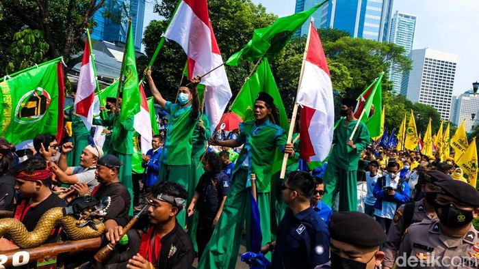 Reog hingga Engrang Ramaikan Pendaftaran Golkar-PAN-PPP ke KPU Partai Golkar, PAN, dan PPP mendaftarkan sebagai peserta Pemilu 2024 ke KPU. Rombongan longmarch menuju KPU dengan diiringi reog hingga engrang.