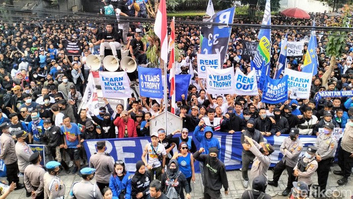 Ribuan Bobotoh telah tiba di Graha Persib Jalan Sulanjana, Kota Bandung. Mereka mengepung gedung yang dijadikan kantor dari PT Persib Bandung Bermartabat (PBB) itu pada Rabu (10/8/2022) siang.