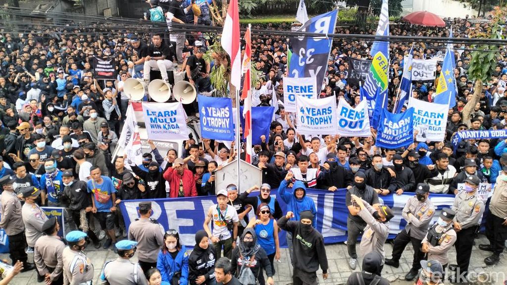 Ribuan Bobotoh Kepung Kantor Manajemen Persib Bandung!
