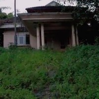 Semasa hidup, Suzzanna yang dijuluki ratu horor Indonesia disebut-sebut sempa menempati sebuah rumah dengan halaman yang cukup luas di Semarang, Jawa Tengah. Setelah 10 tahun tak dihuni, rumah tersebut dalam kondisi terbengkalai dan tak terawat seperti terlihat di salah satu konten YouTube Papi Story. (Foto: YouTube/Papi Story)