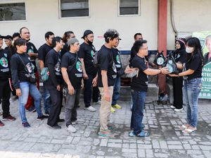 Pengusaha Warteg Bagikan 1.000 Bungkus Makanan ke Driver Ojol