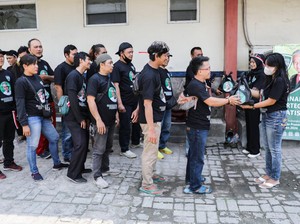 Pengusaha Warteg Bagikan 1.000 Bungkus Makanan ke Driver Ojol