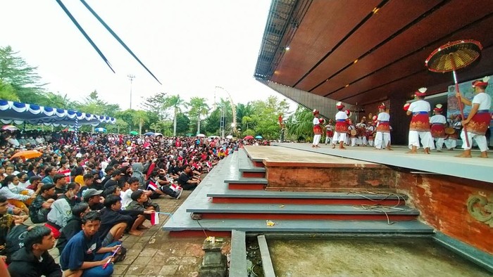 Salah satu peserta baleganjur menampilkan atraksinya di panggung di Gedung Kesenian Ir. Soekarno, Kota Negara, Jembrana Bali, Rabu (10/8/2022)