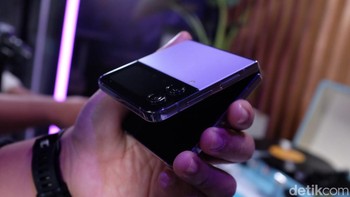 Galaxy Z Flip 4 disokong chipset Snapdragon 8+ Gen 1 yang dipadankan dengan RAM LPDDR5 8 GB. Ada pilihan penyimpanan 128 GB, 256 GB dan 512 GB. Foto: Agus Tri Haryanto/detikINET
